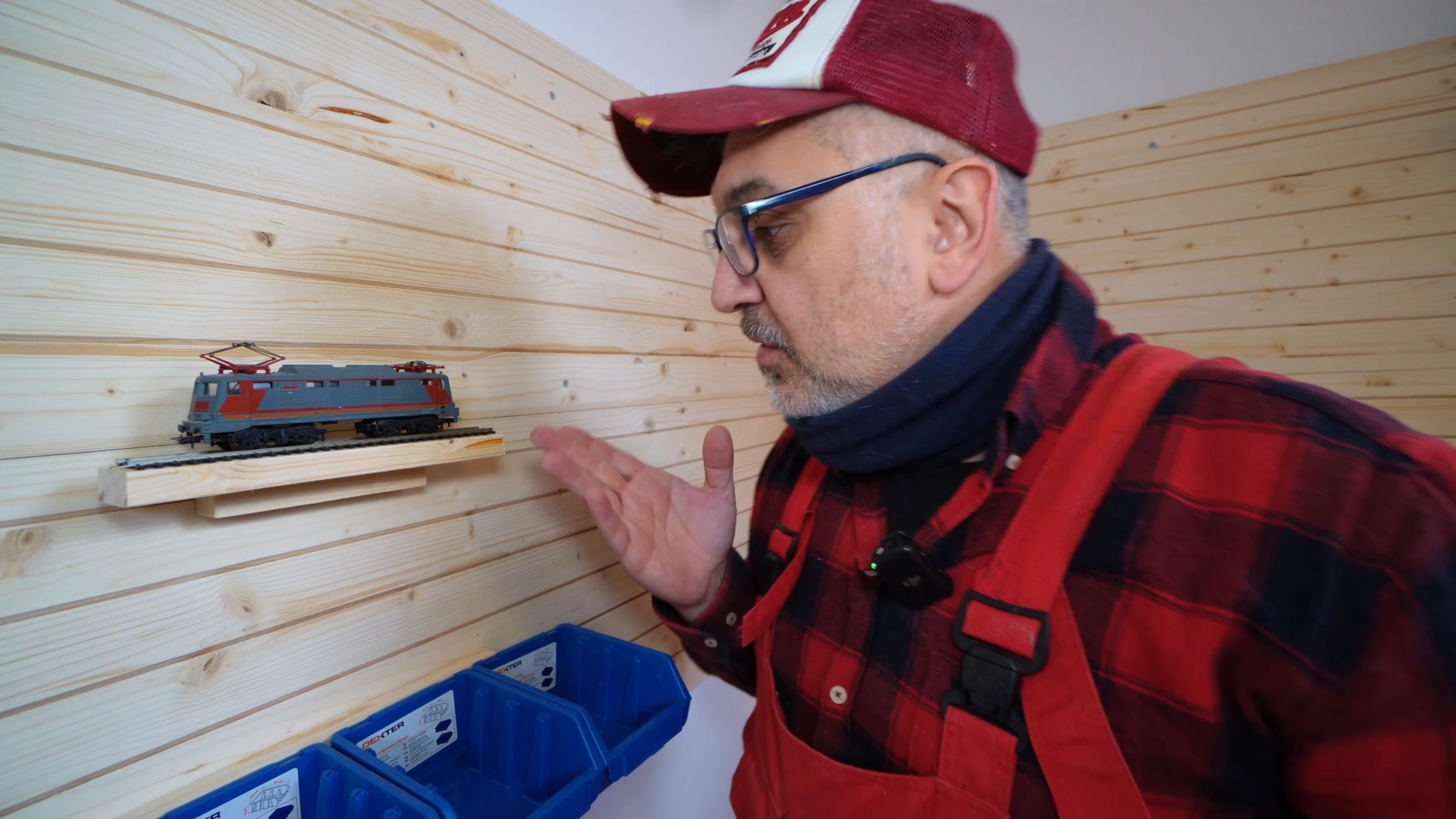 La parete attrezzata modulare: dal laboratorio fai da te alla vetrina perfetta per i treni in miniatura